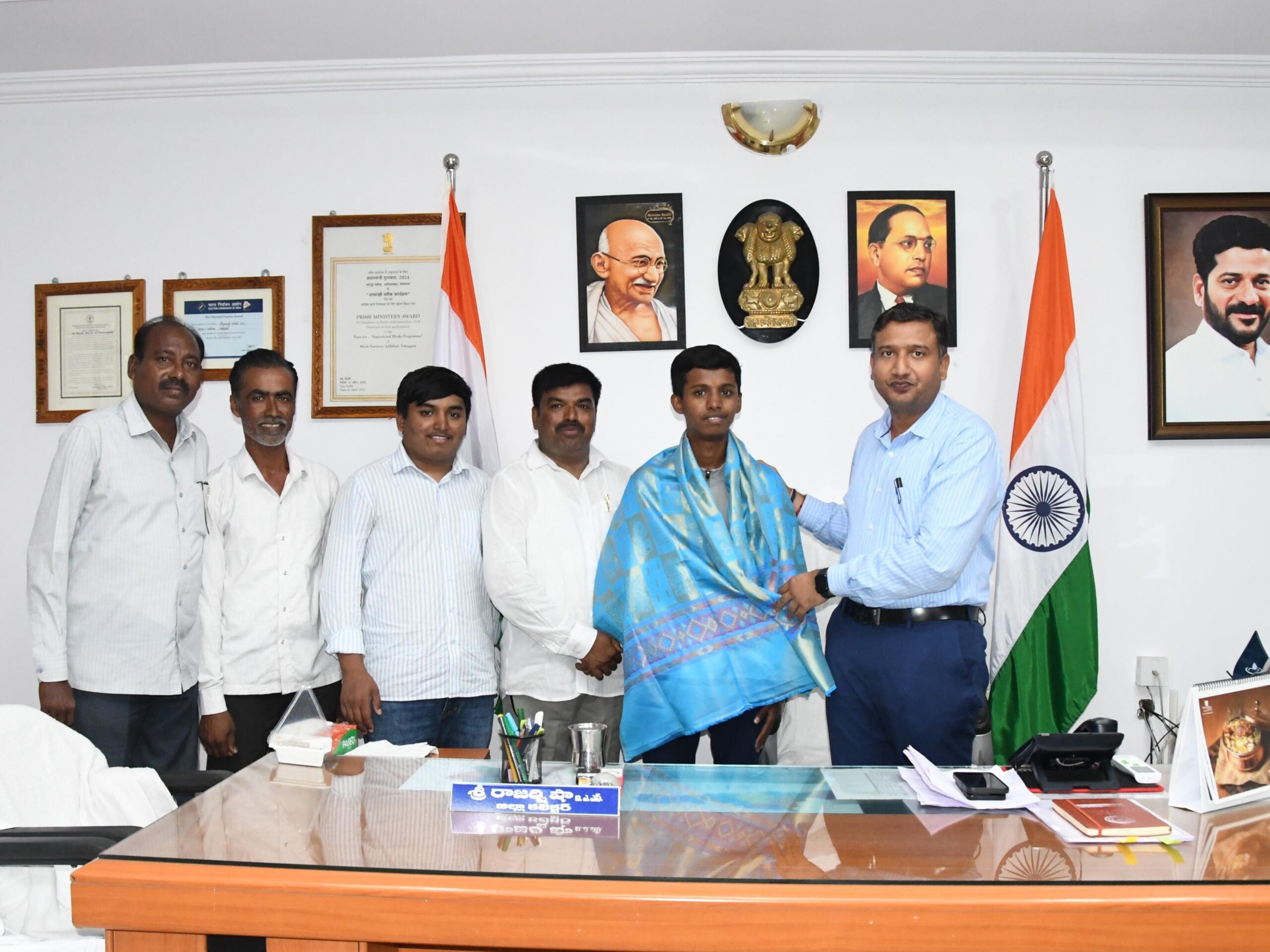 విద్యార్థులు చదువుపై దృష్టి సారించాలి: కలెక్టర్