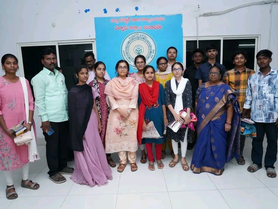 ఐఐటీ జేఈఈ ర్యాంకర్లకు కలెక్టర్ సన్మానం