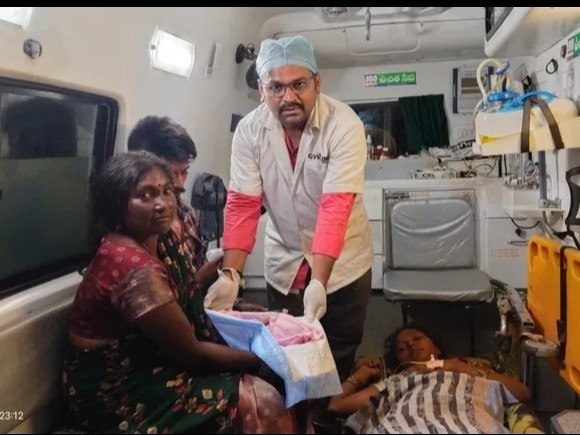 అంబులెన్స్‌లో  ప్రసవం..  తల్లి బిడ్డ క్షేమం