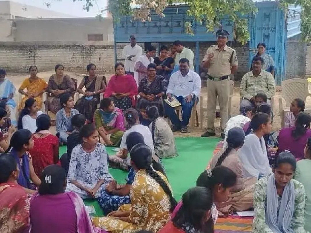 బాలికలకు సైబర్ క్రైమ్ గురించి అవగాహన