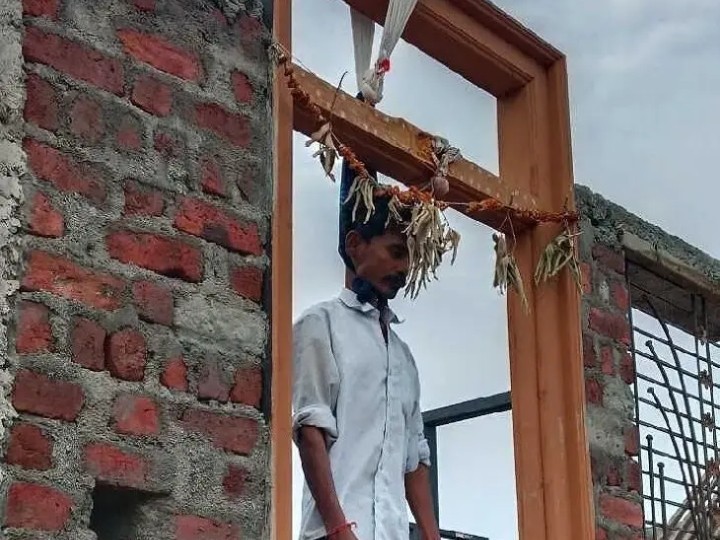 నిర్మాణంలో ఉన్న ఇంట్లో వ్యక్తి మృతి