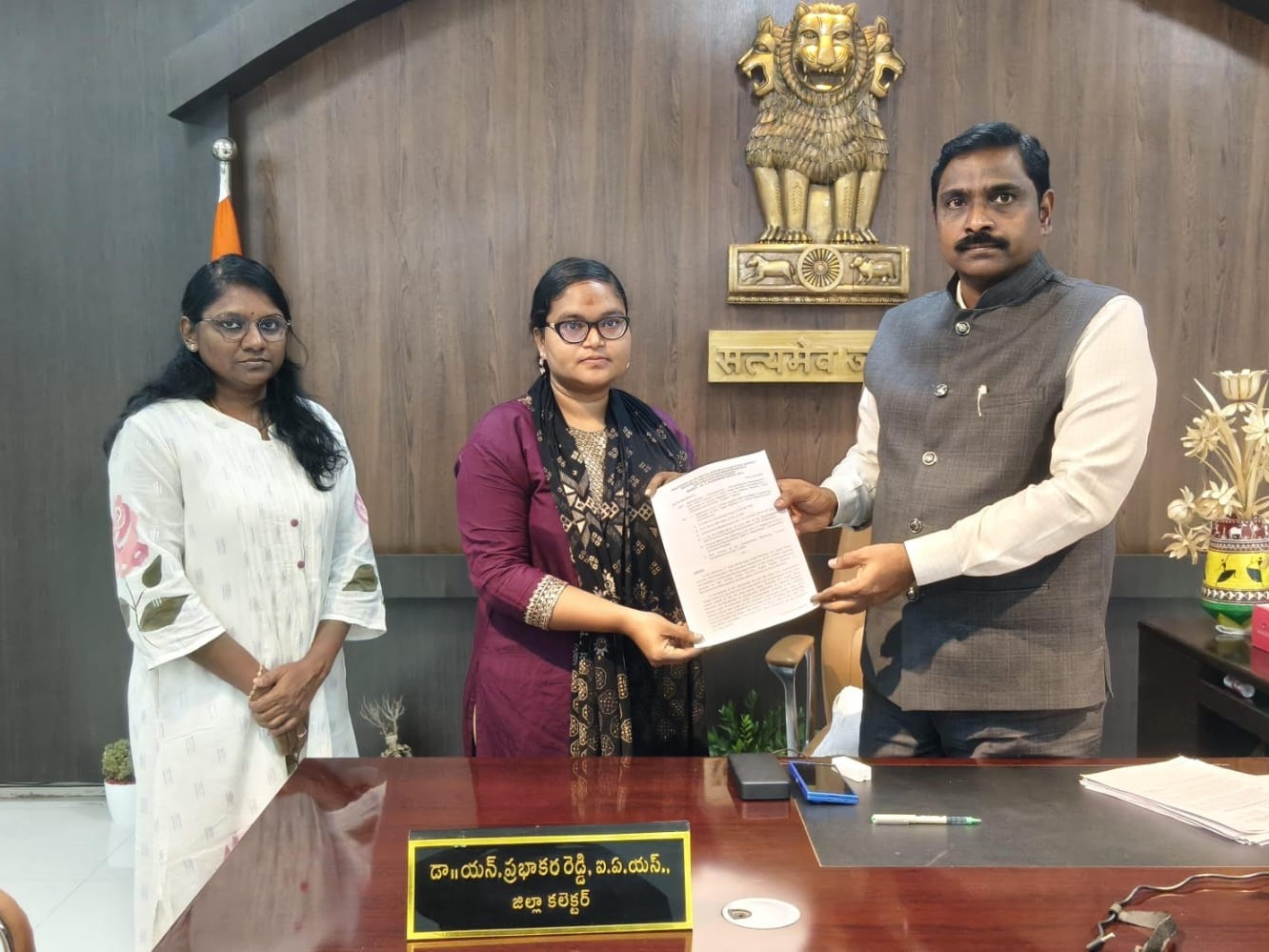 కారుణ్య నియమాక పత్రాన్ని అందజేసిన కలెక్టర్
