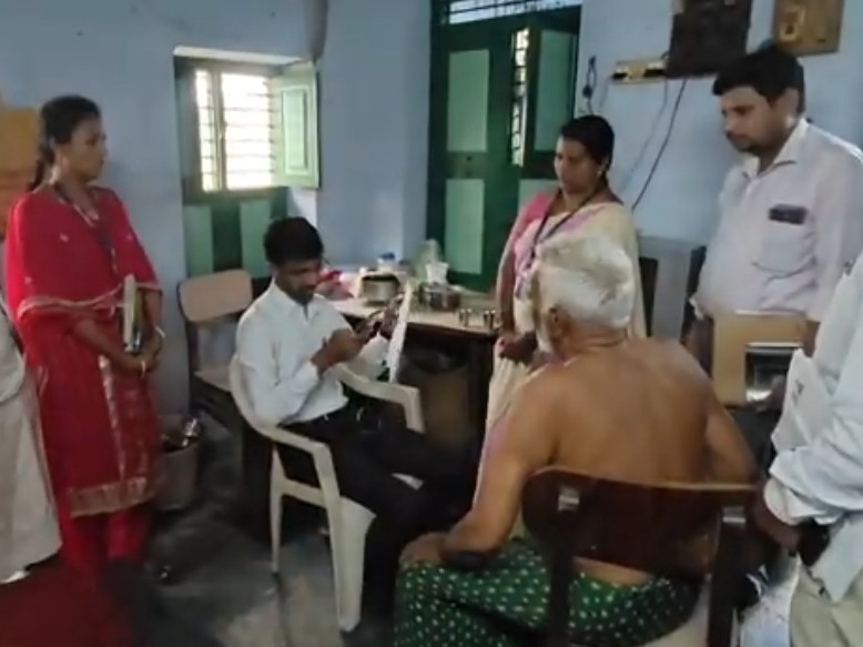 చీరాలలో ఓటర్ల జాబితా పరిశీలన: కలెక్టర్ ఆగ్రహం