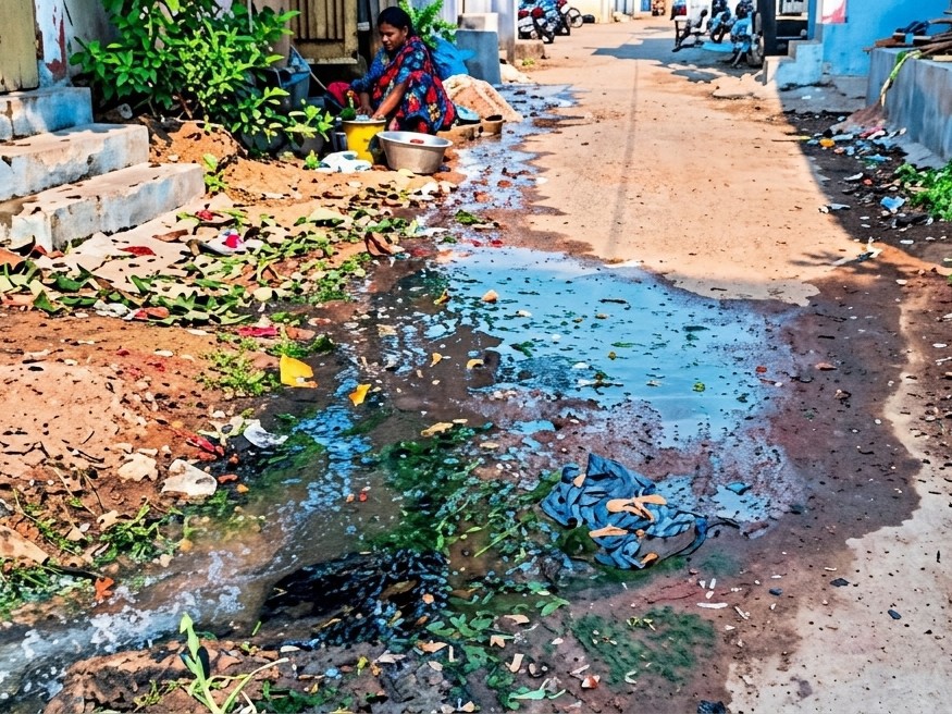 మురుగులోనే జీవనం.. స్పందించని అధికారులు