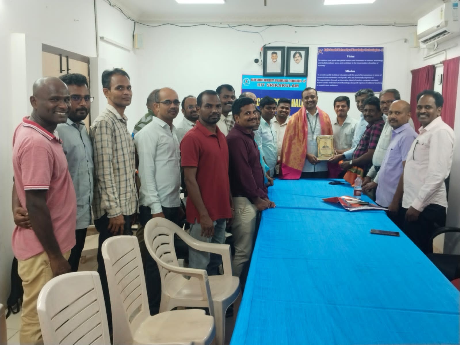 ఆర్జీయూకేటీ రిజిస్ట్రార్‌ను సన్మానించిన ఫ్యాకల్టీ