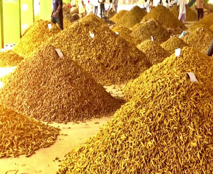 పసుపు యార్డులో నిలిచిపోయిన లావాదేవీలు