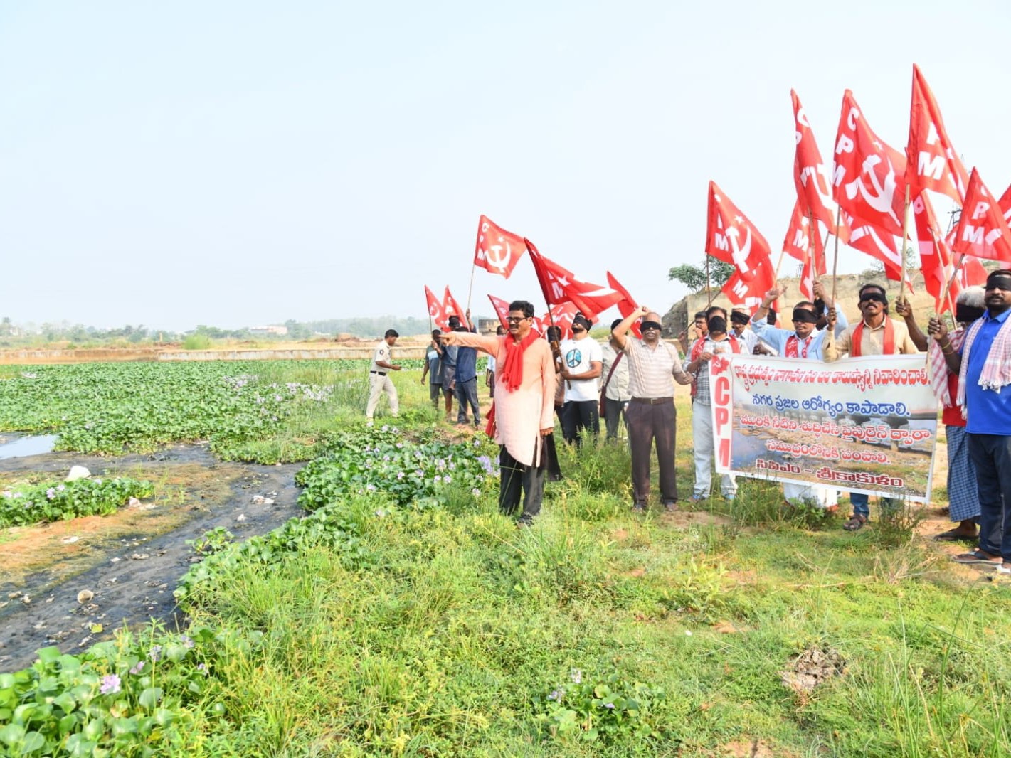 జల కాలుష్యం నివారణకు వినూత్న నిరసన