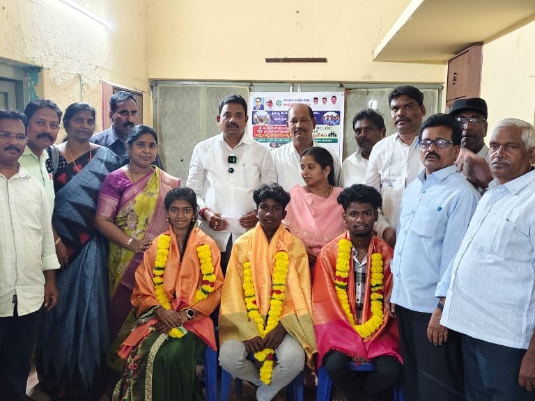 విద్యార్థుల ప్రతిభకు ఎమ్మెల్యే ముప్పిడి అభినందనలు