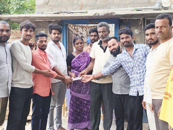 బాధిత కుటుంబానికి  సాయం అందించిన గ్రామస్తులు