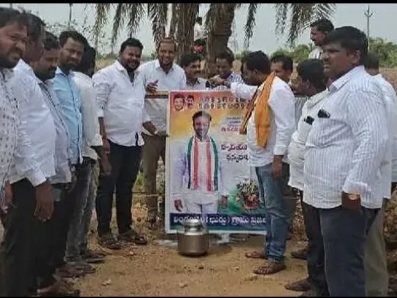 సీఎం ఎమ్మెల్యే చిత్రపటాలకు పాలాభిషేకం