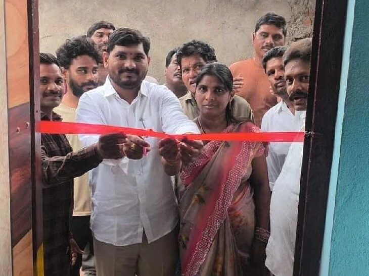 ఇందిరమ్మ ఇల్లును ప్రారంభించిన మేయర్