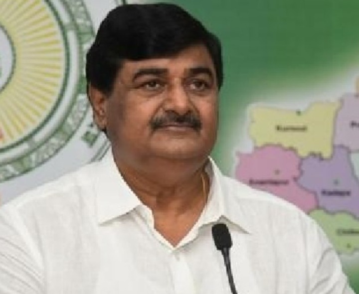 సీఎం హామీ పత్రాలను తగలబెట్టిన నేతలు
