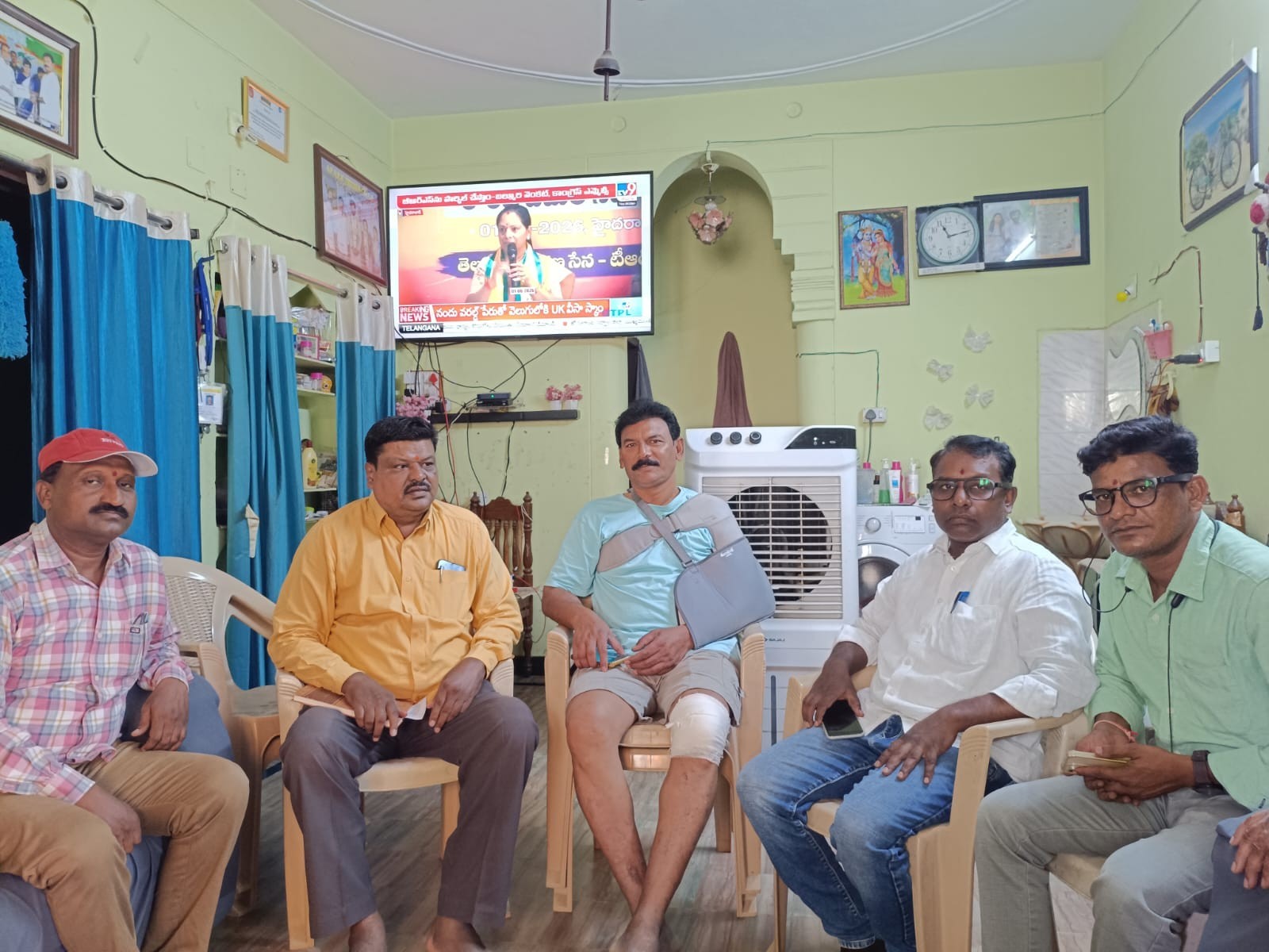 పోశెట్టిని పరామర్శించిన టీయూడబ్ల్యూజే నాయకులు