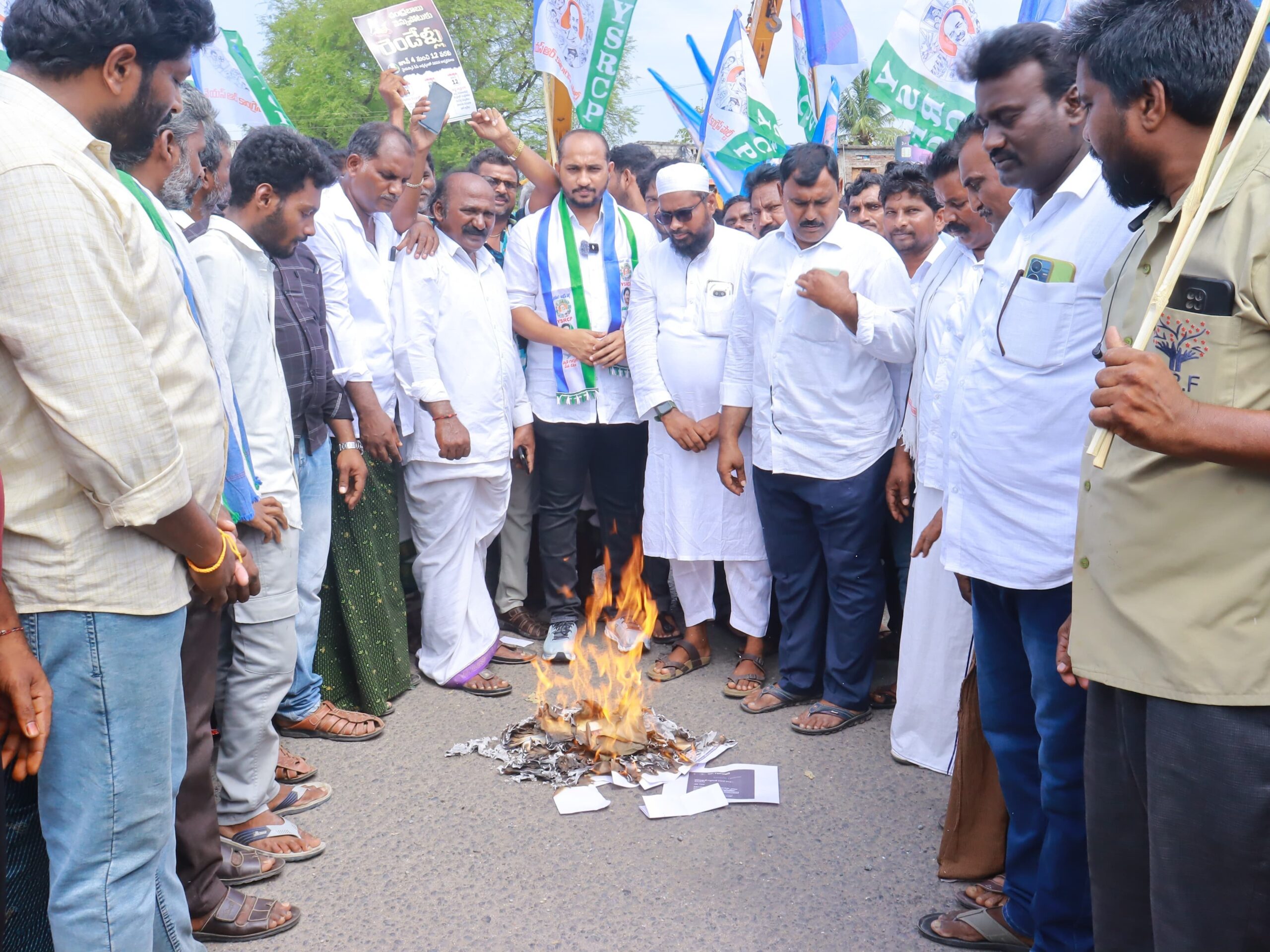 హామీల కరపత్రాలు దహనం.. వైసీపీ నిరసన