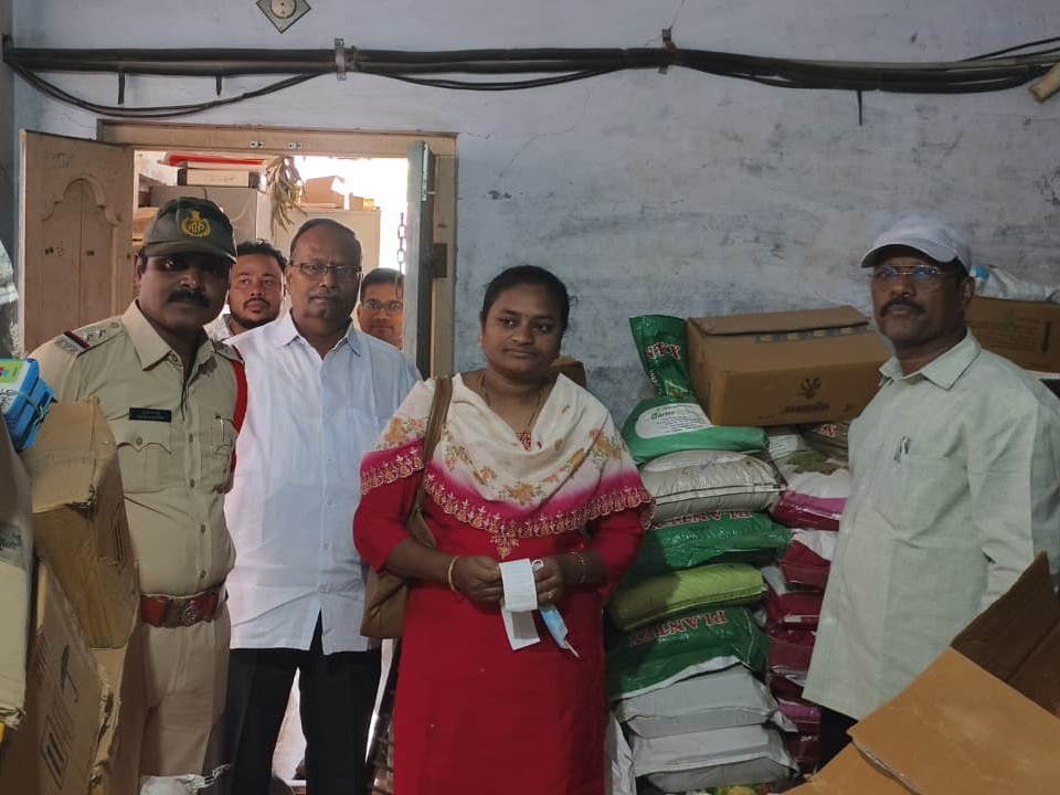 ఎరువుల దుకాణాల్లో ఆర్డీవో ఆకస్మిక తనిఖీ