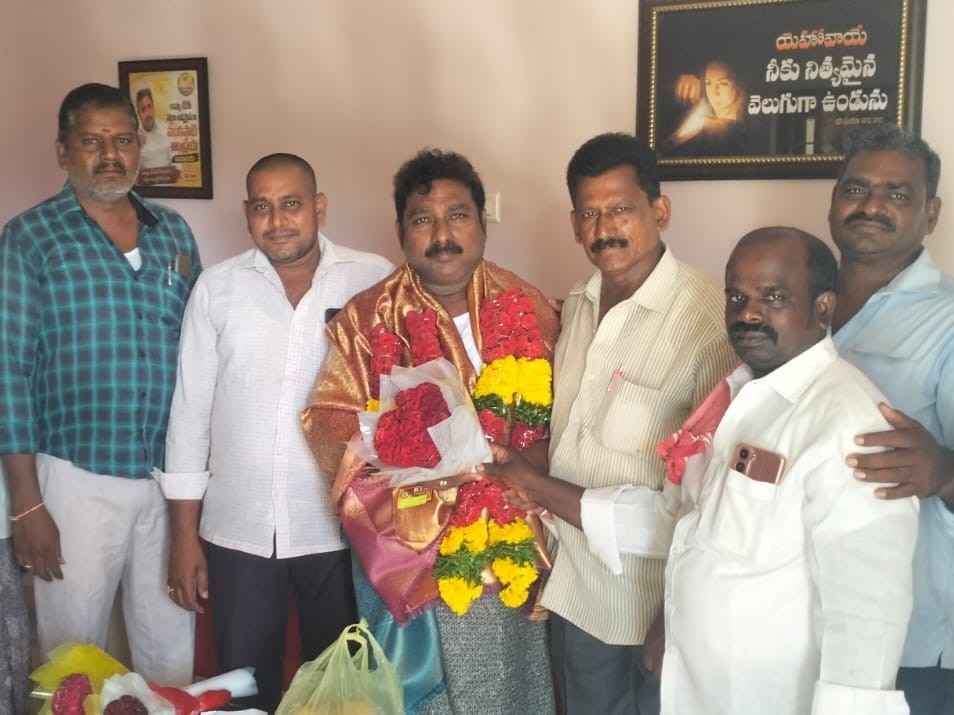 ఆంధ్రేయ నియామకం.. పండ్ల వ్యాపారుల ధన్యవాదాలు