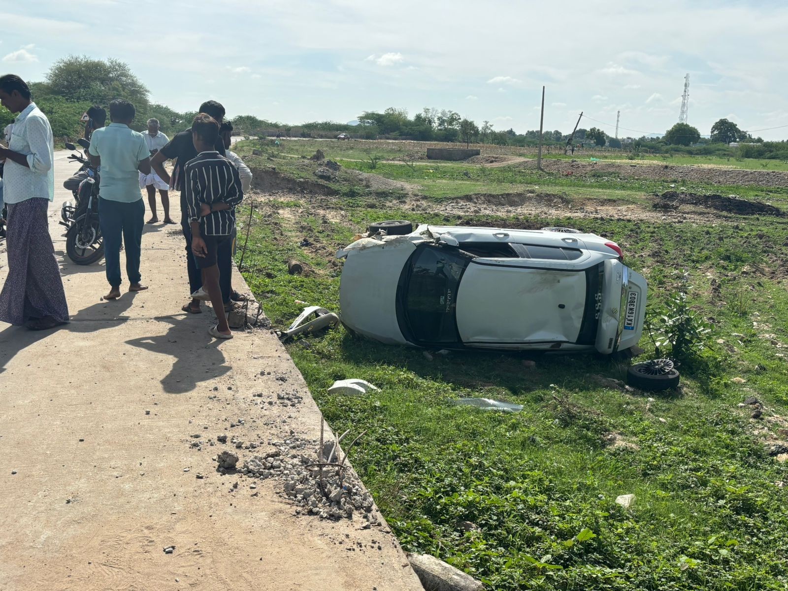 మరువపల్లి వద్ద కారు బోల్తా