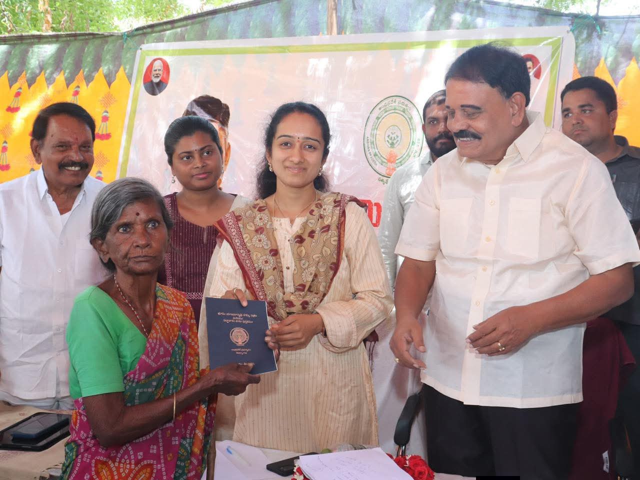పట్టాదారు పాసుపుస్తకాలు పంపిణీ చేసిన ఎమ్మెల్యే