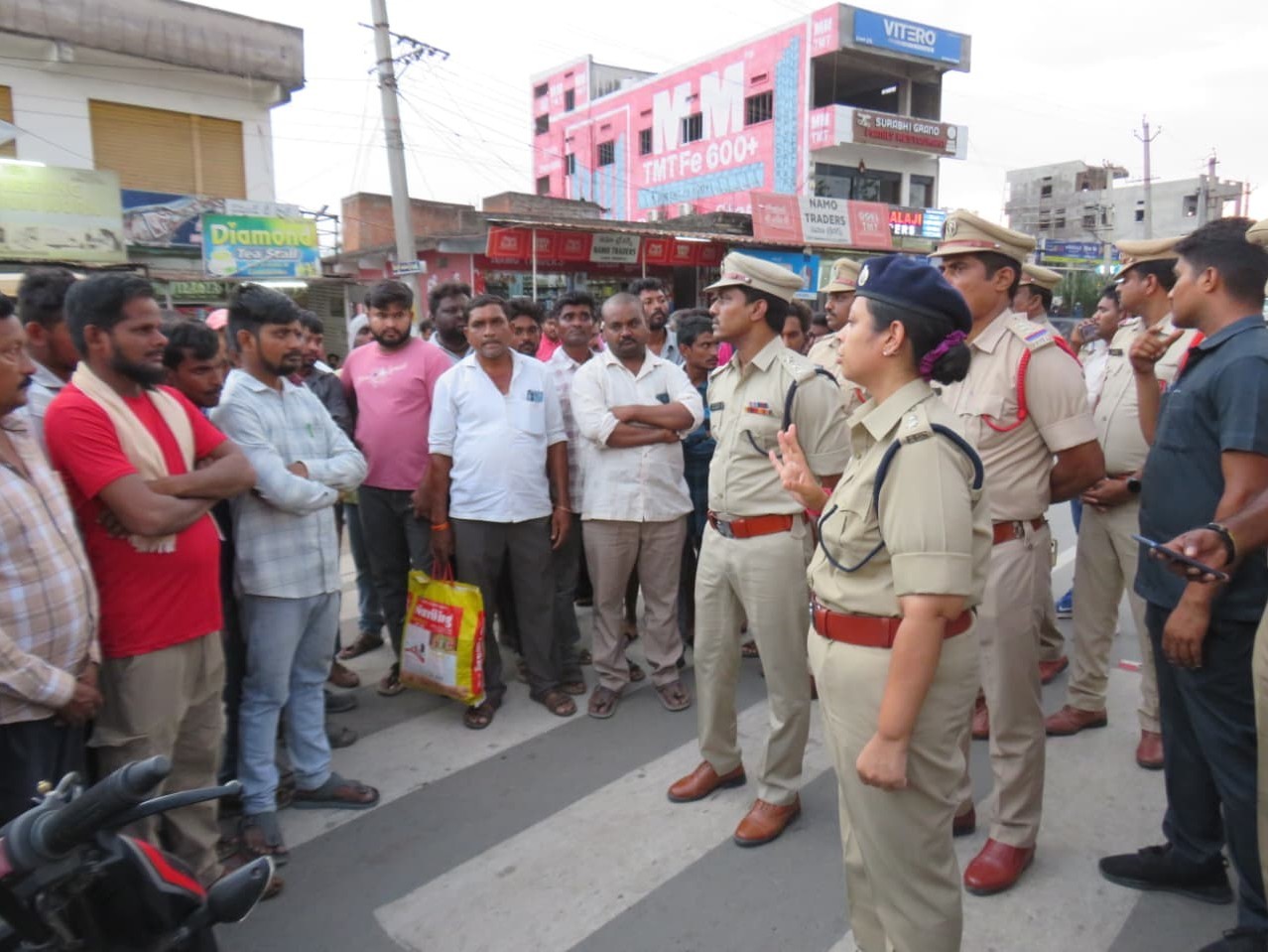 జిల్లాలో ఎస్పీ కాలినడకన పెట్రోలింగ్