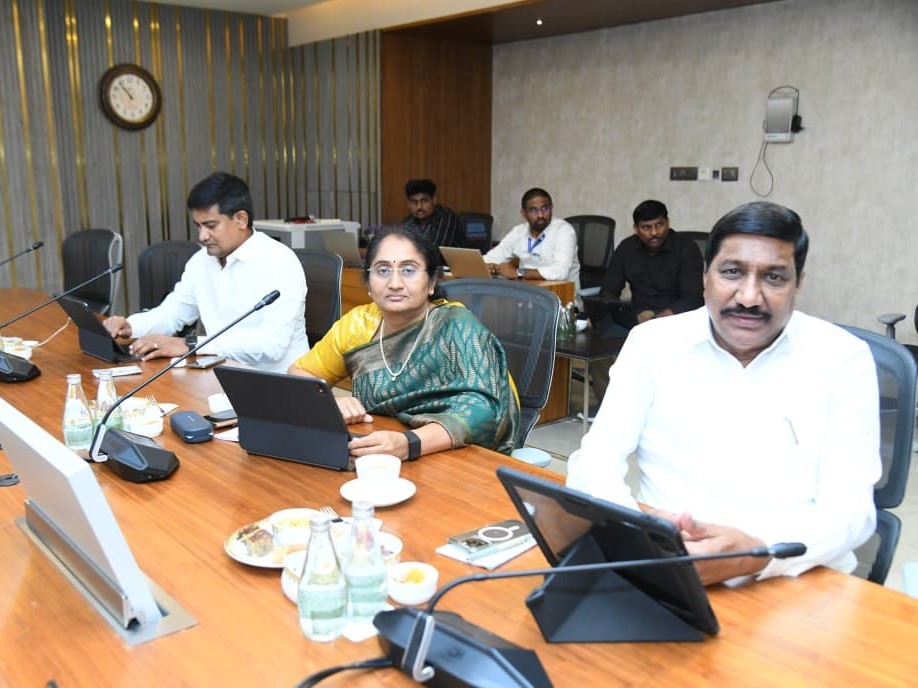 కేబినెట్ సమావేశంలో పాల్గొన్న మంత్రి సవిత