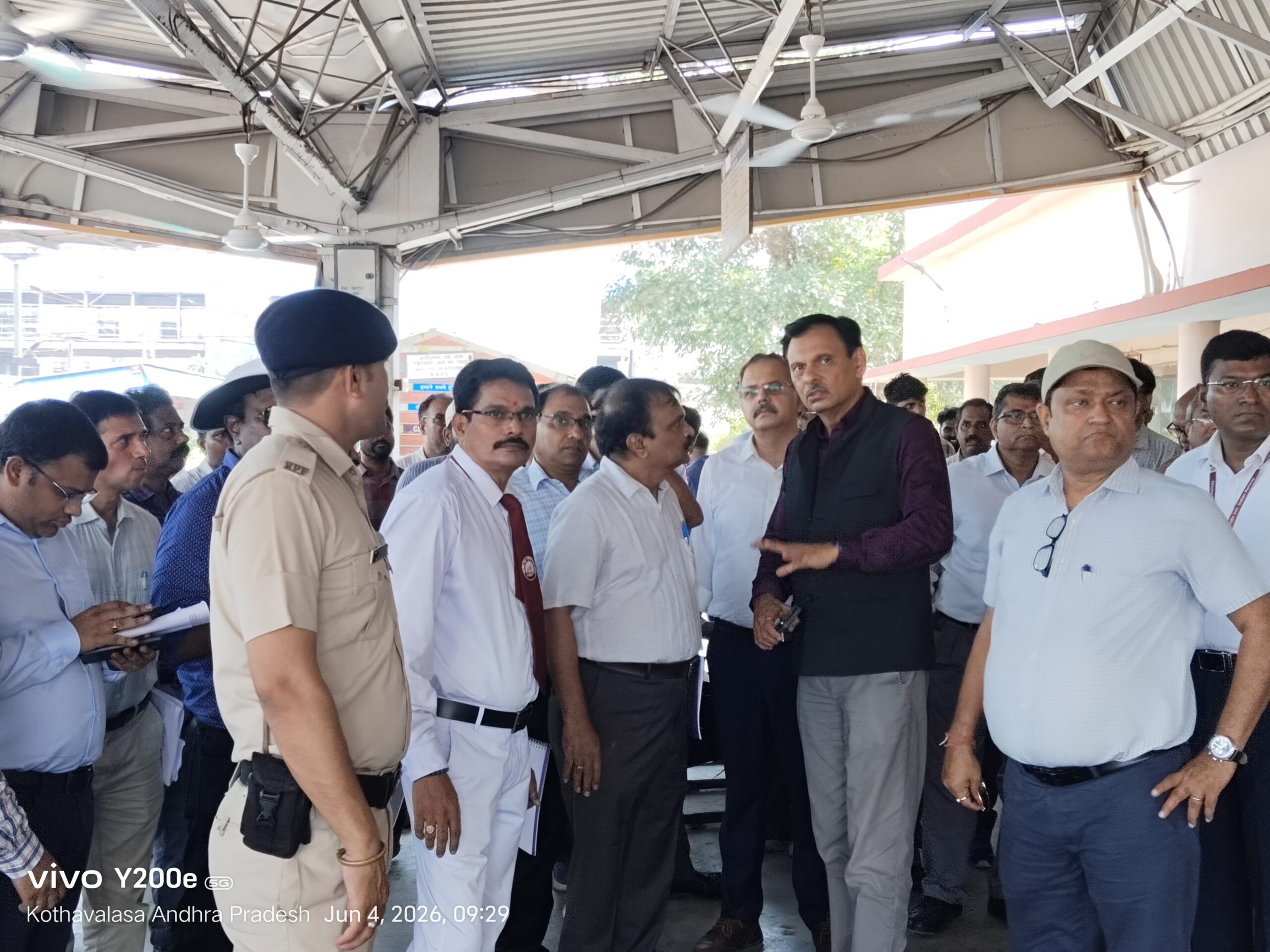 రైల్వే స్టేషన్‌ను సందర్శించిన రైల్వే జీఎం