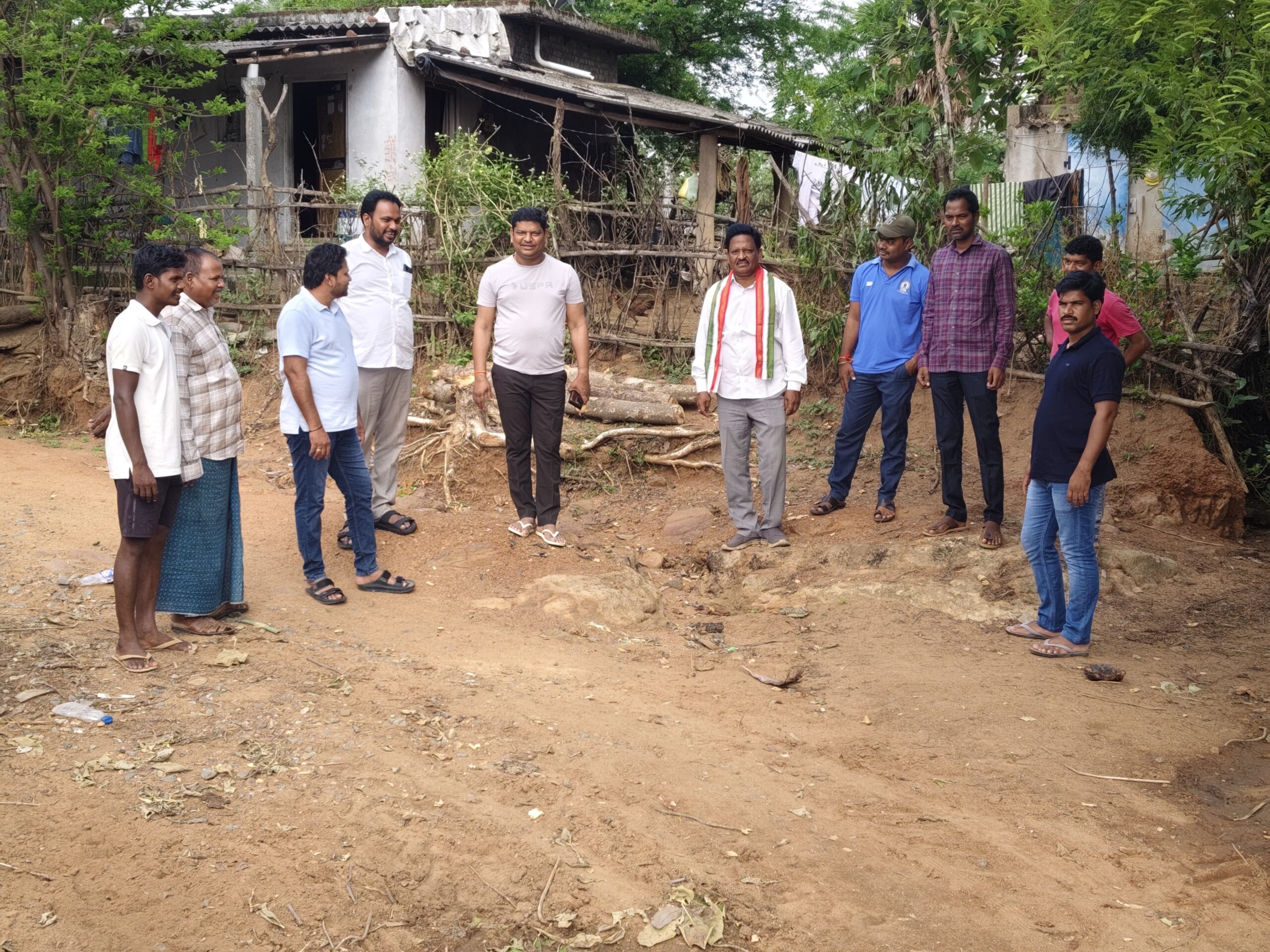 లచ్చగూడెంలో పర్యటించిన కాంగ్రెస్ నాయకులు