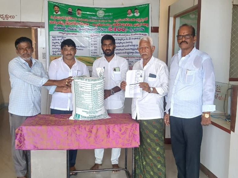 ‘పొలాల్లో జిలుగు విత్తనాలు చల్లడం ద్వారా భూసారం పెరుగుతుంది’