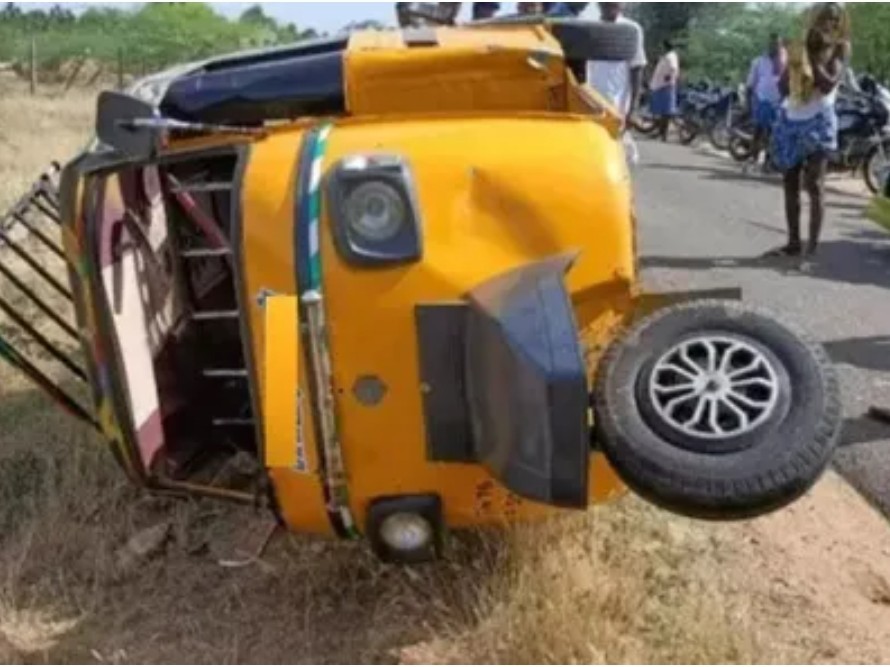 కుక్కను తప్పించబోయి పల్టీ కొట్టిన ఆటో