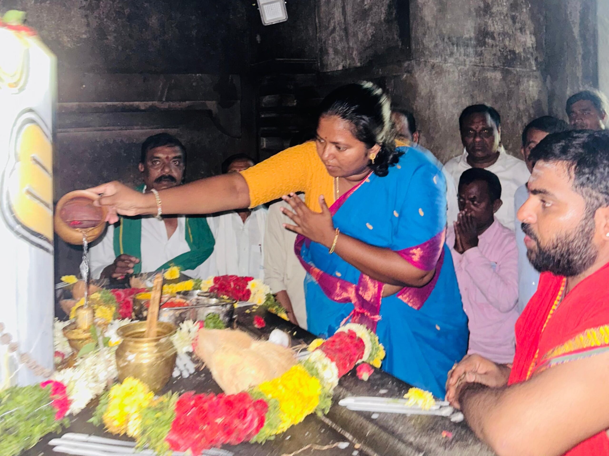 రామప్ప ఆలయంలో ప్రత్యేక పూజలు చేసిన నాగజ్యోతి