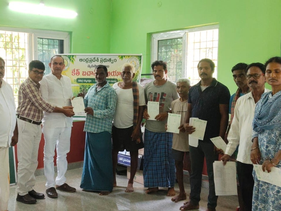 రైతులకు ఎరువుల కార్డులు పంపిణీ