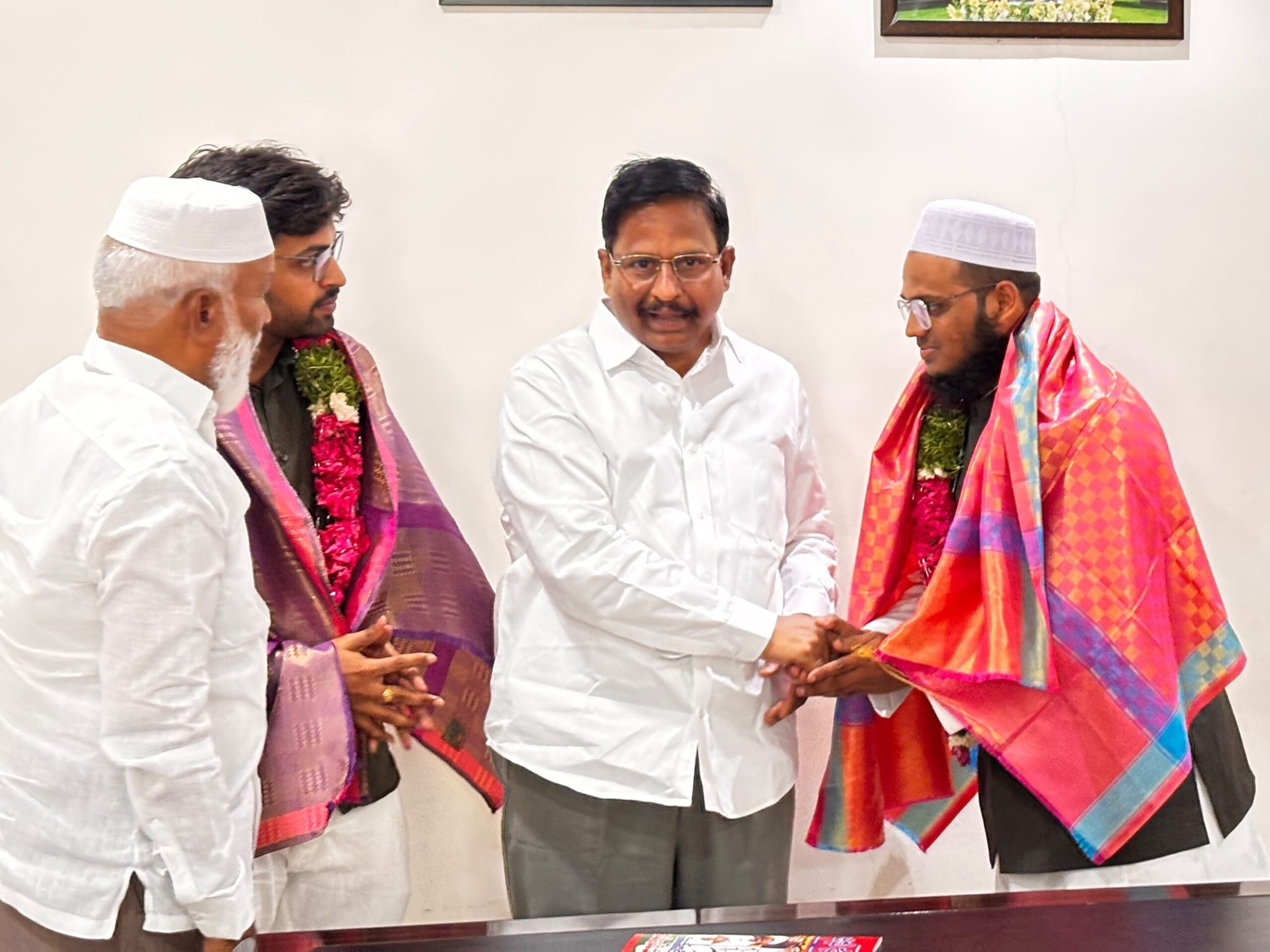 రాష్ట్రస్థాయి ర్యాంకర్లను అభినందించిన ఎమ్మెల్యే