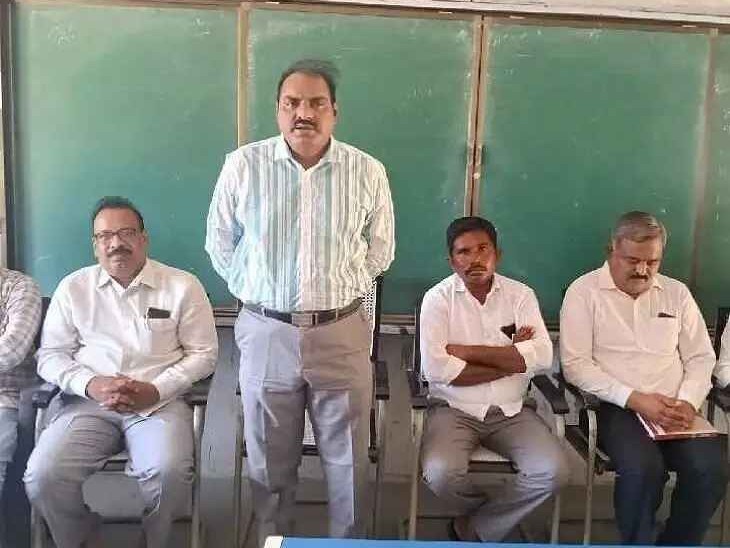 ప్రభుత్వ పాఠశాలలను బలోపేతం చేయండి: DEO