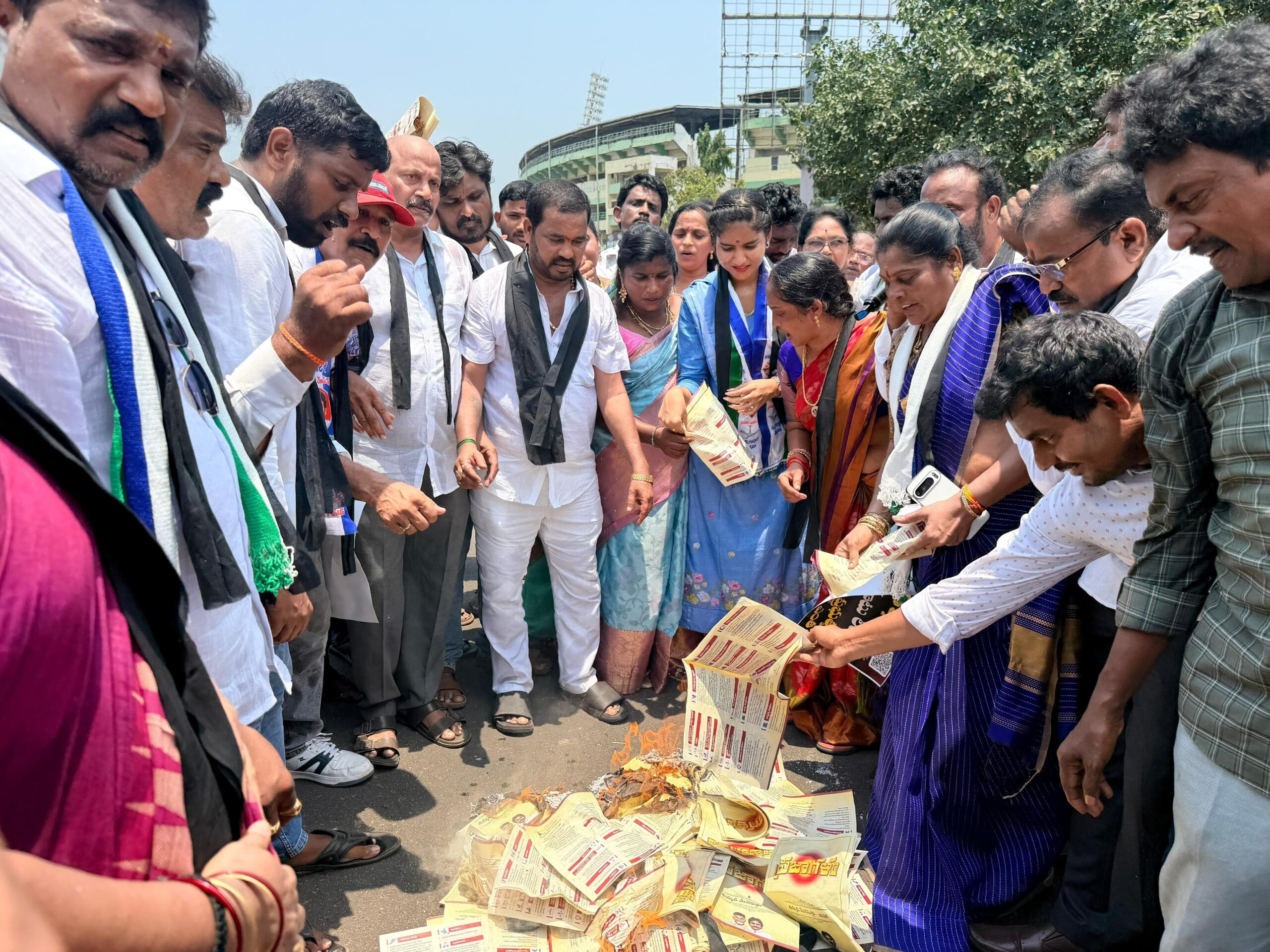 పీఎంపాలెంలో వైసీపీ నిరసన