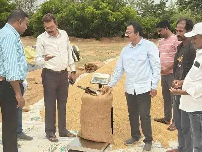 ధాన్యం కొనుగోలు కేంద్రం తనిఖీ