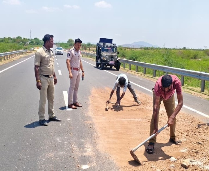 రోడ్డుపై గ్రావెల్.. స్పందించి తొలగించిన ఎస్సై