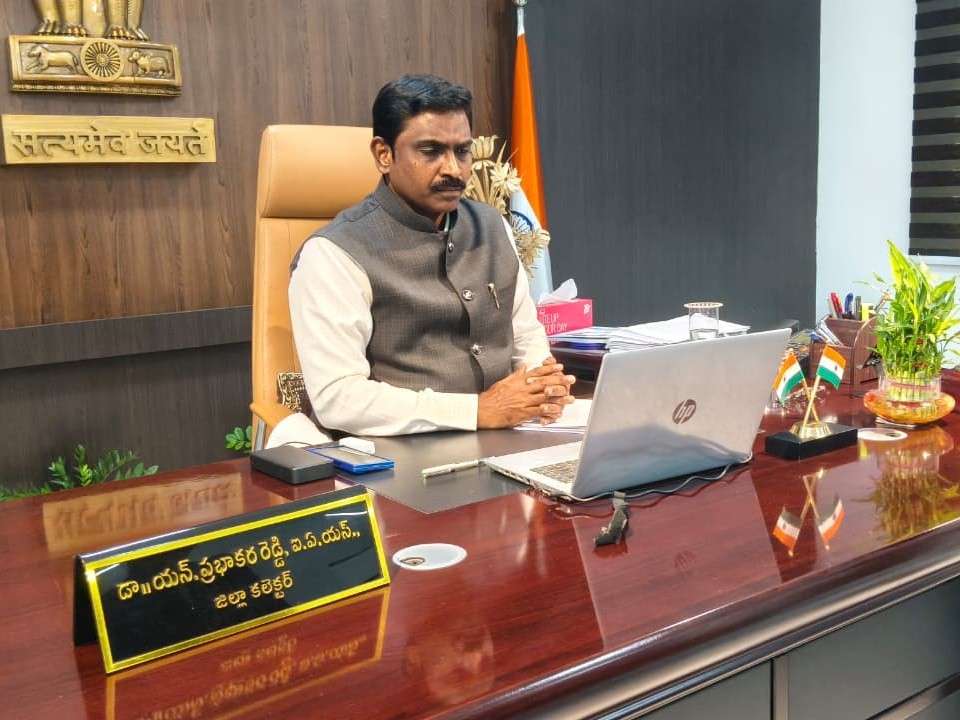 ‘త్వరితగతిన బస్ షెల్టర్ల నిర్మాణం పూర్తి కావాలి’
