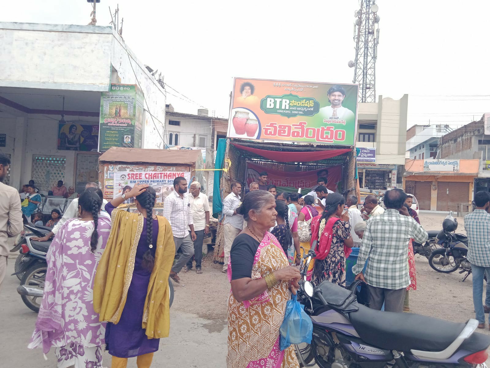 ప్రయాణికులకు ఉచిత మజ్జిగ పంపిణీ