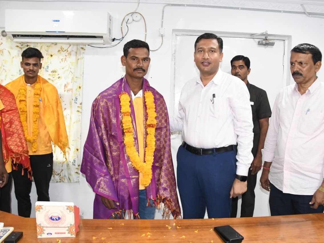 అదిలాబాద్ అగ్నివీరులకు సన్మానం చేసిన కలెక్టర్