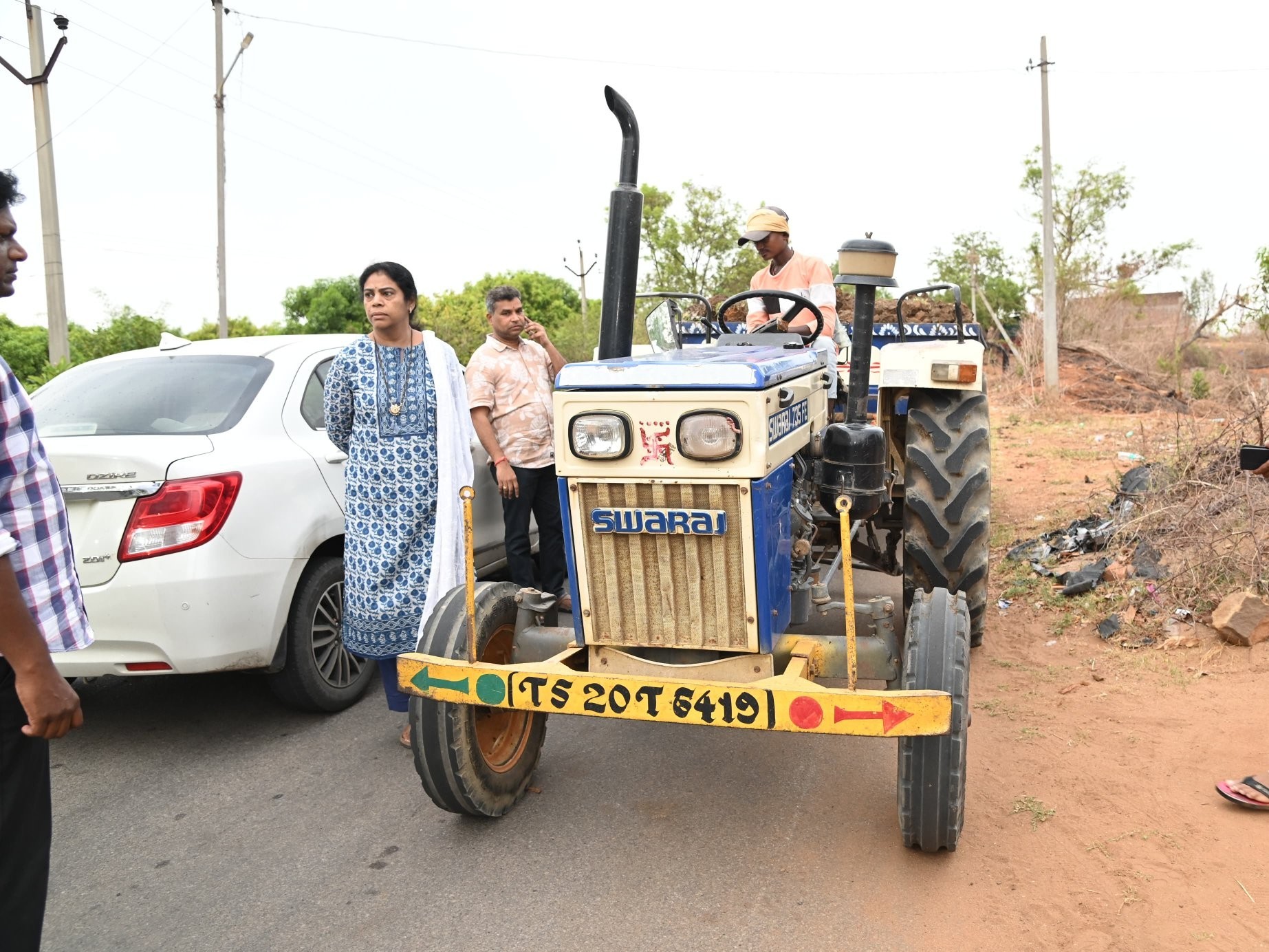 అక్రమంగా మట్టి తరలిస్తున్న ట్రాక్టర్‌లను పట్టుకున్న కలెక్టర్