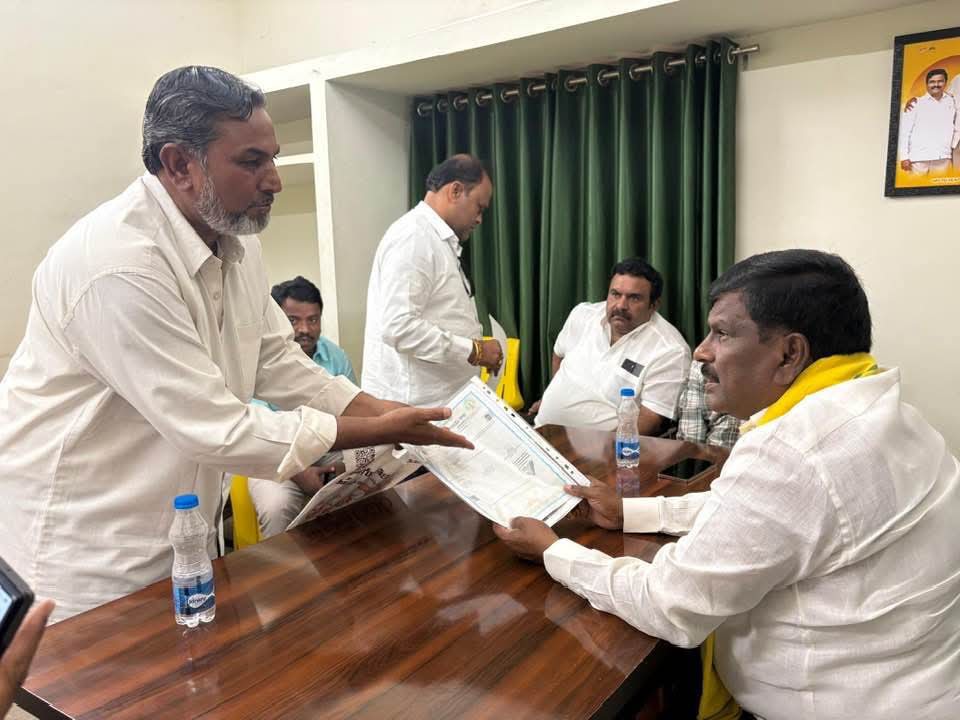 కార్యకర్తల ఫిర్యాదులు స్వీకరించిన పూల నాగరాజు