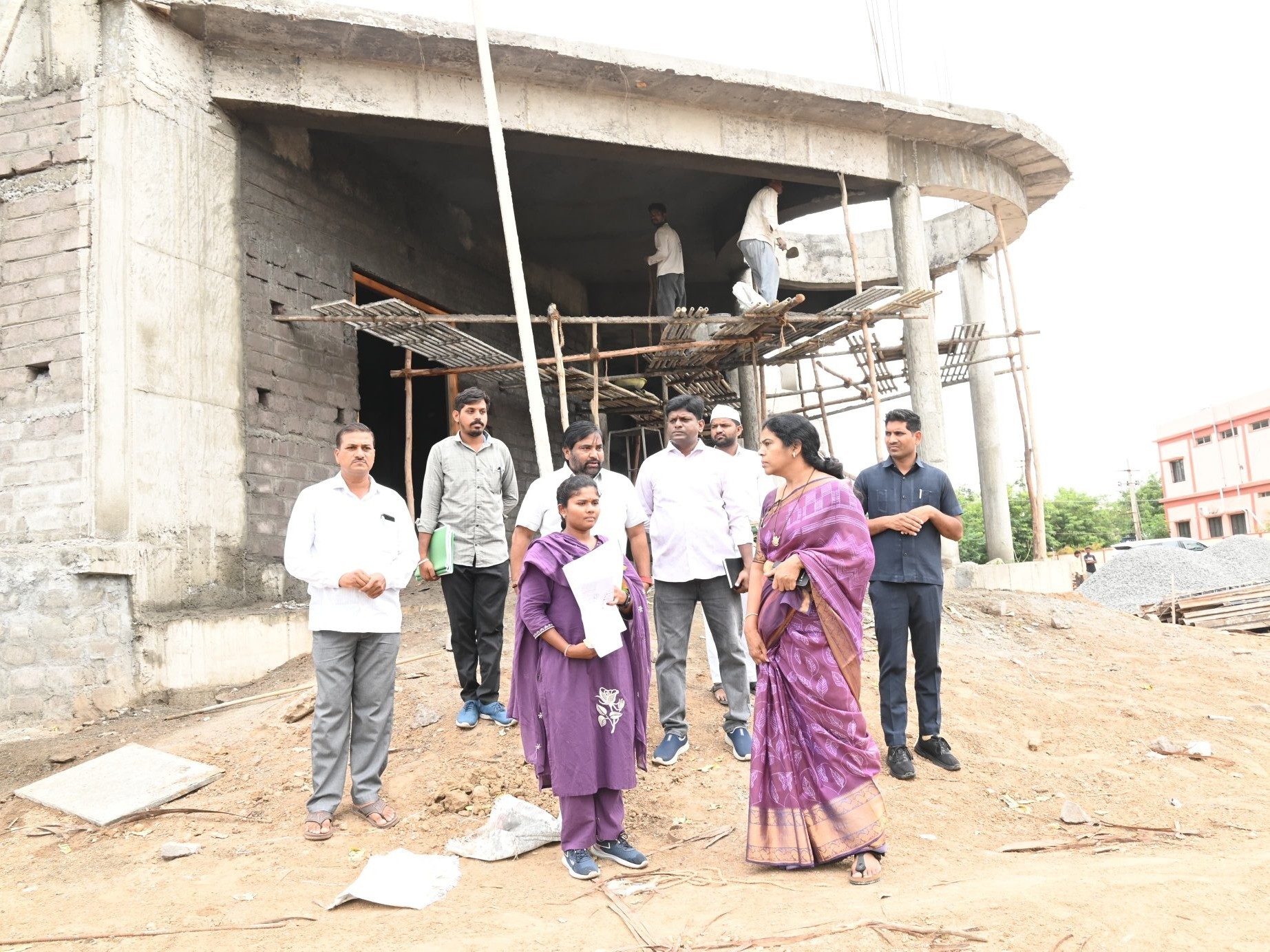 మహిళా సమాఖ్య భవన పనులను పరిశీలించిన కలెక్టర్