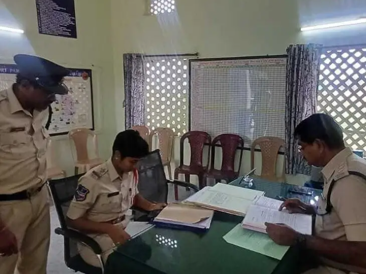 పోలీస్ స్టేషన్‌ను సందర్శించిన ఏసీపీ