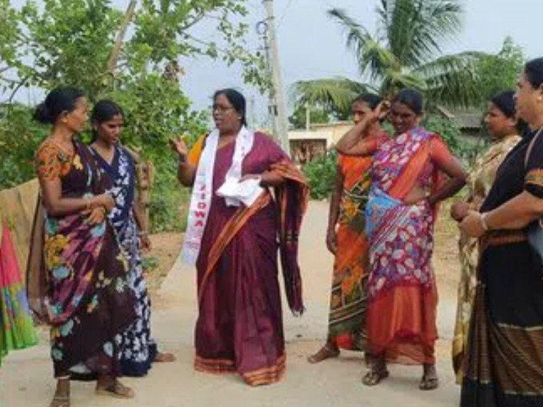 మహిళా డిక్లరేషన్ హామీలు అమలు చేయాలి: ఐద్వా