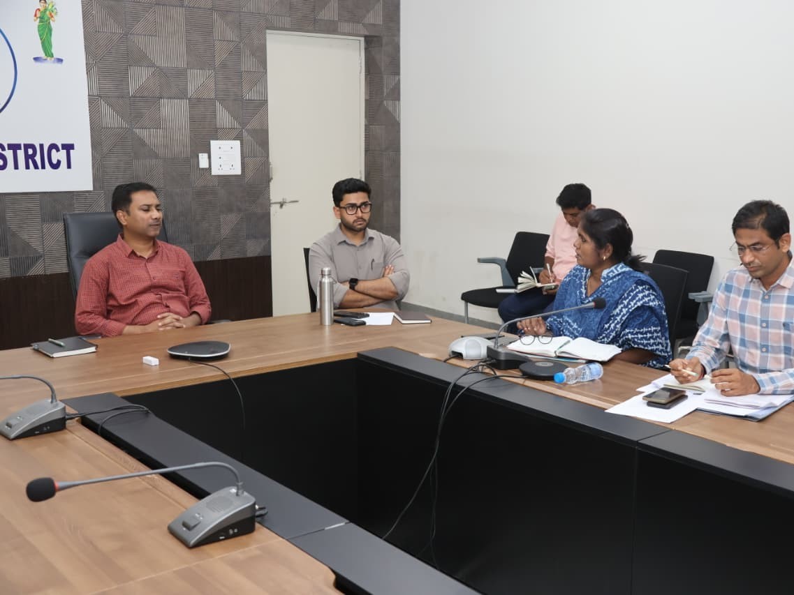 అధికారులు సమన్వయంతో పనిచేయాలి: కలెక్టర్
