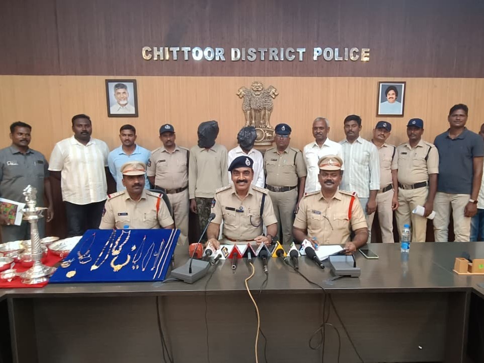 చోరీ కేసు ఛేదించిన పోలీసులు ఇద్దరు అరెస్ట్