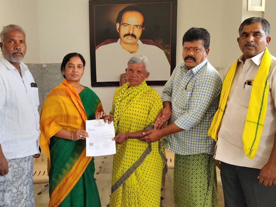 బాధితుడికి అండగా ఎమ్మెల్యే పరిటాల సునీత
