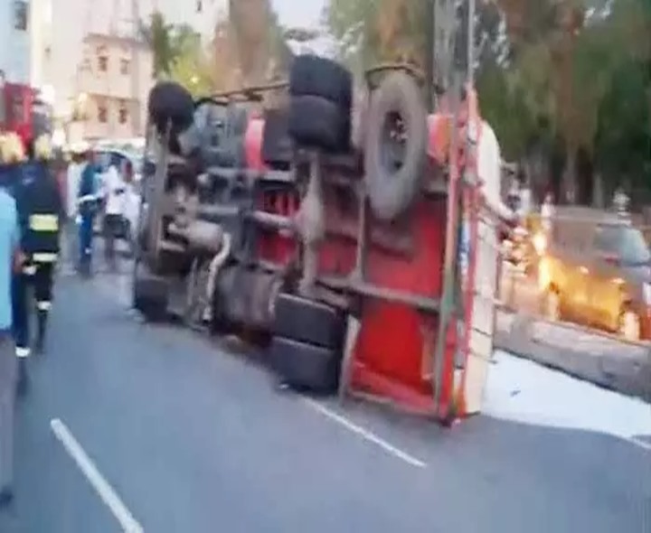 ఆయిల్‌ ట్యాంకర్‌ బీభత్సం.. NH 65పై హైఅలర్ట్