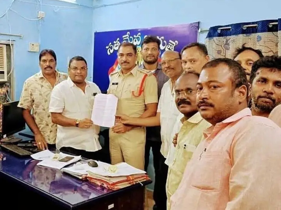 పంచ్ ప్రభాకర్ పై కావలి పోలీసులకు ఫిర్యాదు