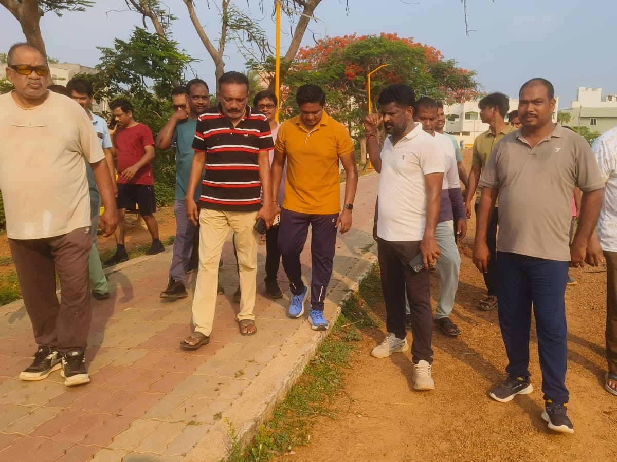 పార్కును పరిశీలించిన మున్సిపల్ కమిషనర్