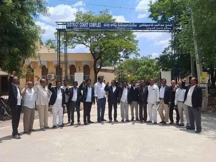 న్యాయవాదుల నిరవధిక బహిష్కరణ
